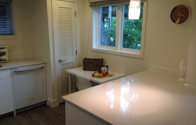 2 beds, 1 bath, 900 sqft, $2,910, Unit Maxwell #1