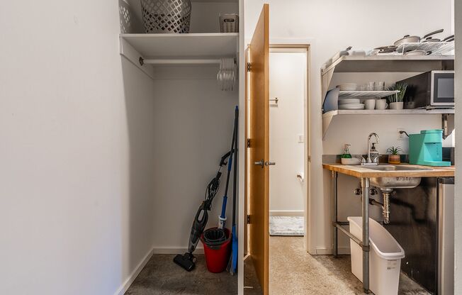 Studio, 1 bath, 160 sqft, $875