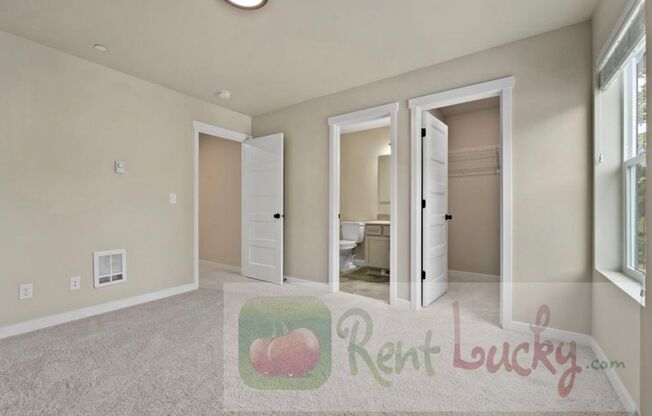 Spectacular Newer 3-Bedroom Townhome w/Garage in Super Convenient Lynnwood Location!