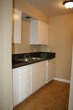 1 bed, 1 bath, $950, Unit 16