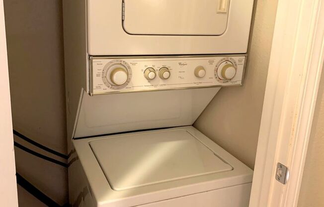 Charming 1 Bedroom, 1 Bath Large Apt in Inner NE Portland