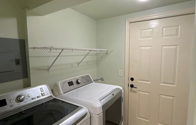 1 bed, 1.5 baths, $1,400, Unit 213 S Summit Avenue