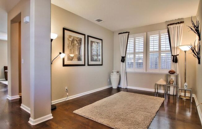 Stunning (Formal Model) 3/3 w/Huge Loft! Please read entire ad before requesting a viewing!!
