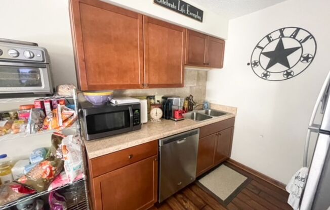 2 beds, 1 bath, $700, Unit 518 Osage Unit 3