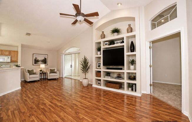 Spacious 3/2 Home For Rent in Davenport with extra Florida/Sun Room!!