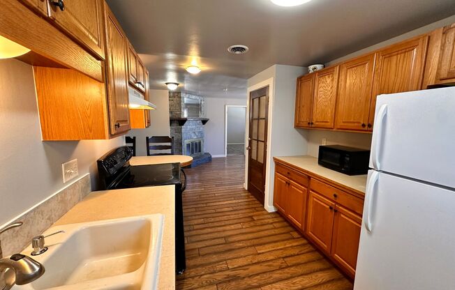 2 beds, 1 bath, 800 sqft, $1,695, Unit 509 7th St - Upper unit