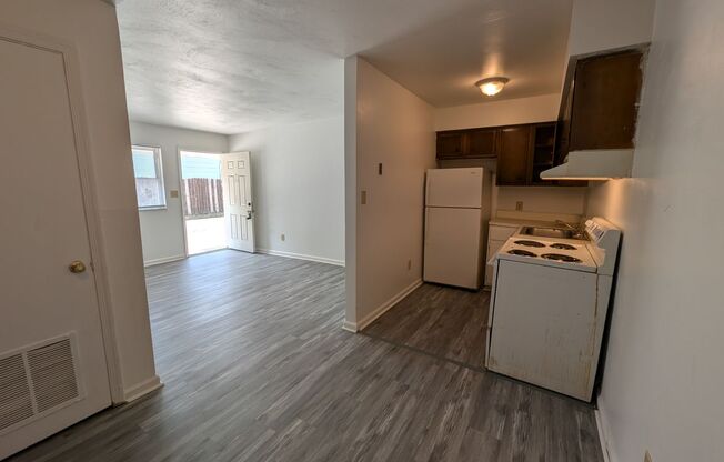 2 beds, 1 bath, $1,100, Unit Unit 6