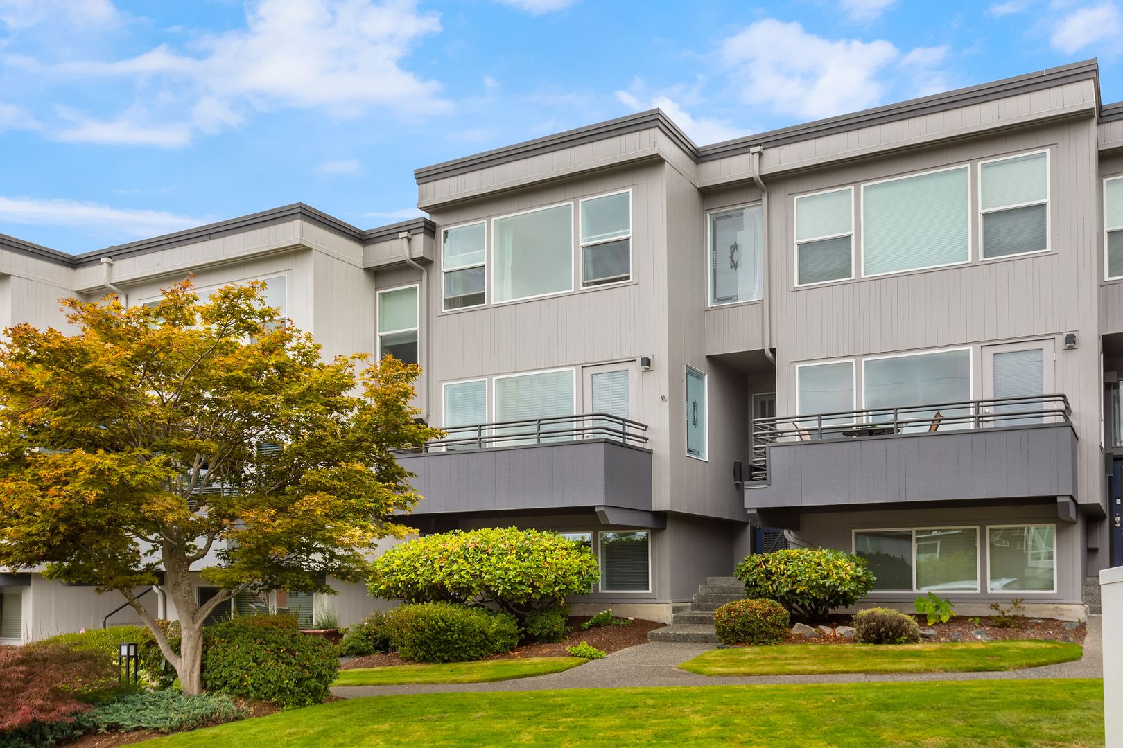 3 bedroom townhome in perfect location in heart of Kirkland!