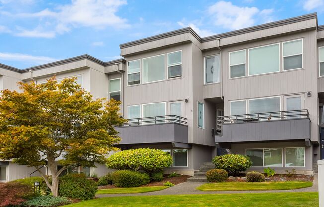 3 bedroom townhome in perfect location in heart of Kirkland!
