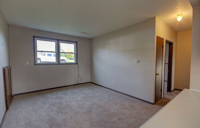 2 beds, 1 bath, $895, Unit Apt B