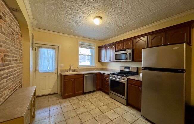 Charming 2 Bedroom/2 Bathroom Townhome in Canton, MD!