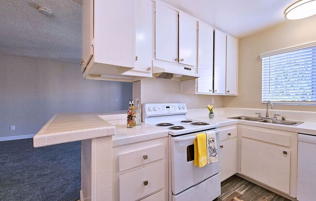 2 beds, 1 bath, 800 sqft, $1,995, Unit 33-13