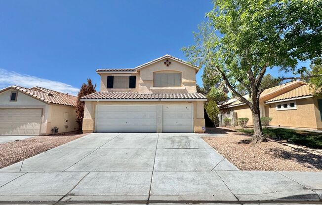 STUNNING TWO STORY 4 BEDROOMS 2.5 BATHROOMS SINGLE FAMILY HOME WITH 3 CAR GARAGE