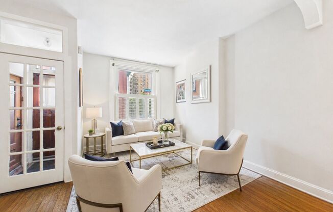 SEPTEMBER 10 Large FAIRMOUNT TOWNHOUSE - private patio
