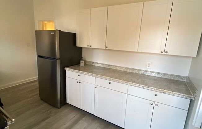 3 beds, 1 bath, 1,010 sqft, $1,225, Unit Hanes Upstairs A