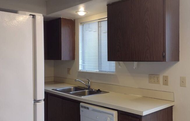 2 beds, 1 bath, 907 sqft, $1,100, Unit B103