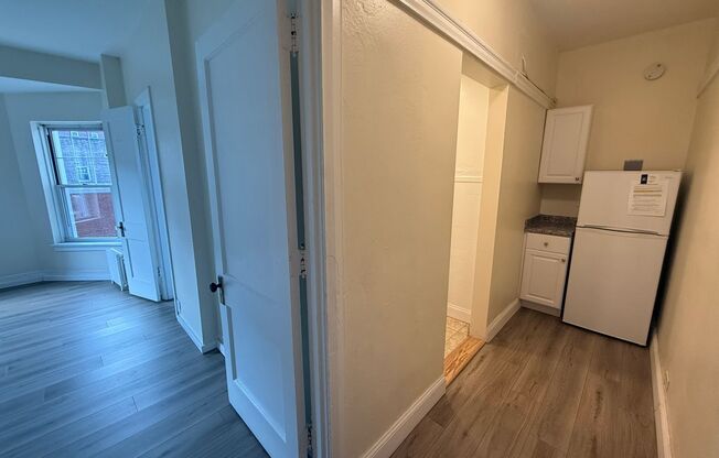 Studio, 1 bath, 295 sqft, $1,275, Unit Old King Edward 371