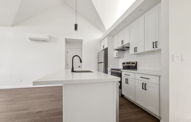Spacious 3-Bedroom DADU with Private Balcony & Garage