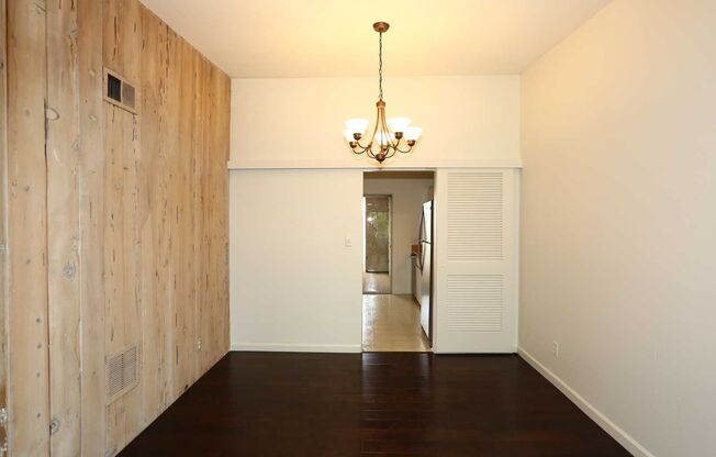 Wonderful, 2nd floor Condo Centrally Located in Phoenix. Available November 1st!!! Resort like living!!!