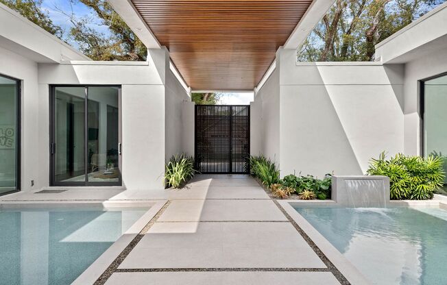 Spectacular Modern, 1-story house in Winter Park, located on gorgeous Spring Lane.