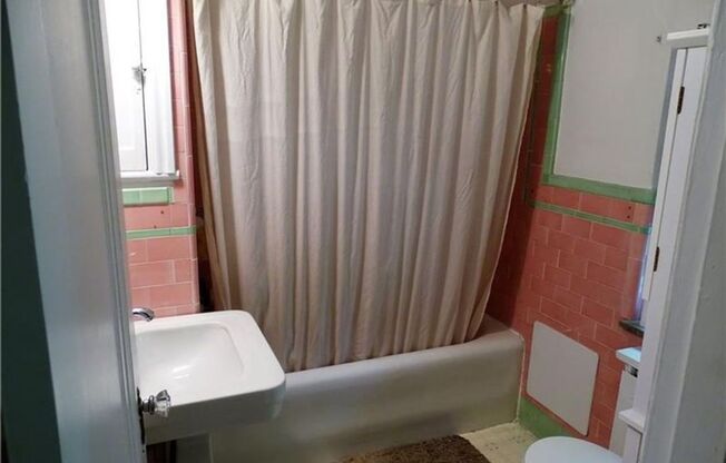 Beautiful 3 bedroom, 1.5 Bath in Mt. Lebanon!!