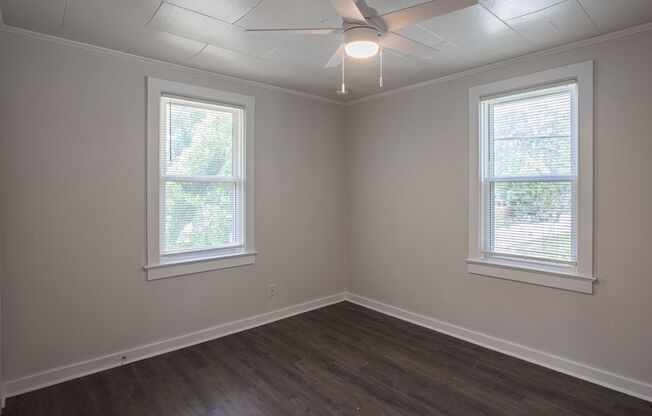 Spacious 3 bedroom, 1 Bathroom Upper Level Duplex Apartment