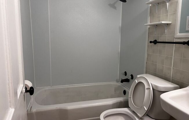 2 beds, 1 bath, $1,100, Unit 6 (B4-254)