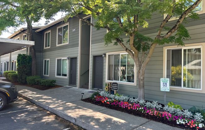 2 beds, 1 bath, 900 sqft, $1,429, Unit 85H