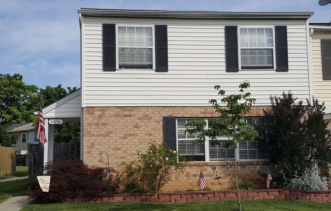 END UNIT townhouse in established Crestwood Neighborhood ready for you by 11/16!