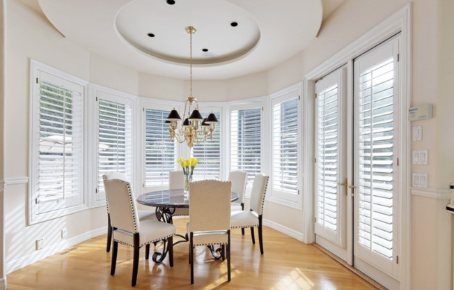 6 beds, 5.5 baths, $9,000