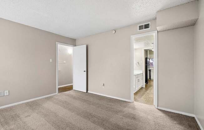 B2 bedroom at Noel on the Parkway in Dallas, TX