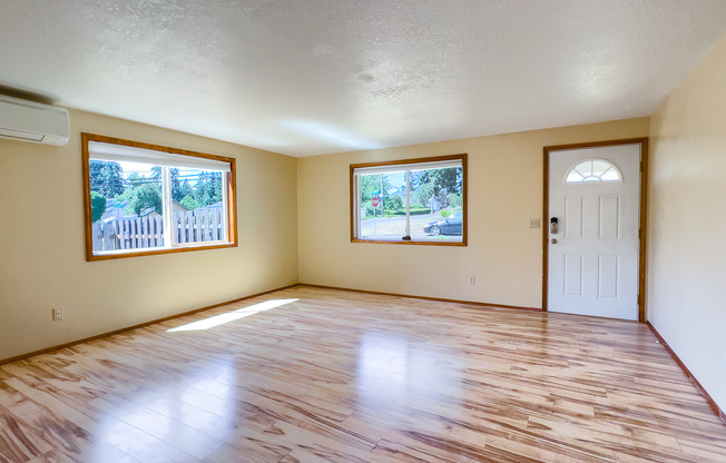 Spacious 3 Bedroom 1 Bath Ranch House  in Milwaukie! Washer and Dryer Included!