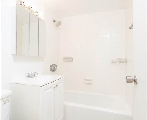1 bed, 1.5 baths, 700 sqft, $3,400, Unit 807