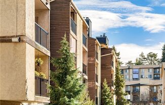 2 bedroom condo with Washer/Dryer