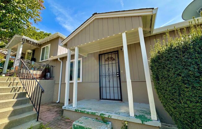 $2,190 - GORGEOUS TWO BEDROOM DUPLEX UNIT WITH GARDEN AND GARAGE IN HAYWARD FOOTHILLS