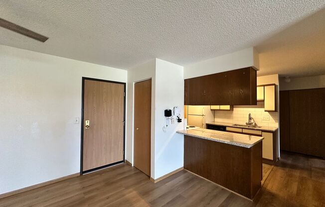 2 beds, 1 bath, 974 sqft, $1,500, Unit 70-204