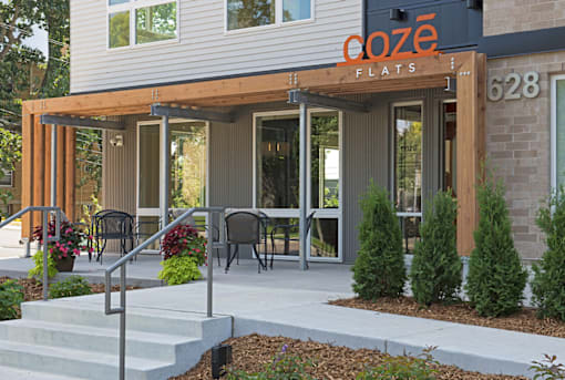 Coze Flats exterior entrance and outdoor patio, view from University Ave sidewalk