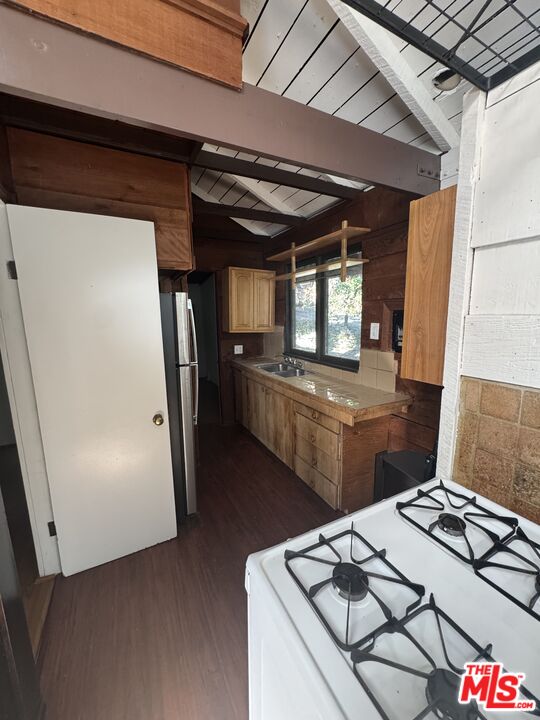 825 N BEVERLY GLN BLVD