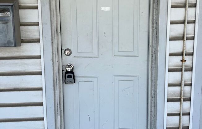2 Bedrooms, 1 Bath - 2nd Story - Available NOW!