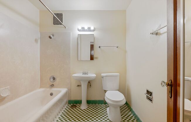 Studio, 1 bath, 582 sqft, $1,395, Unit B