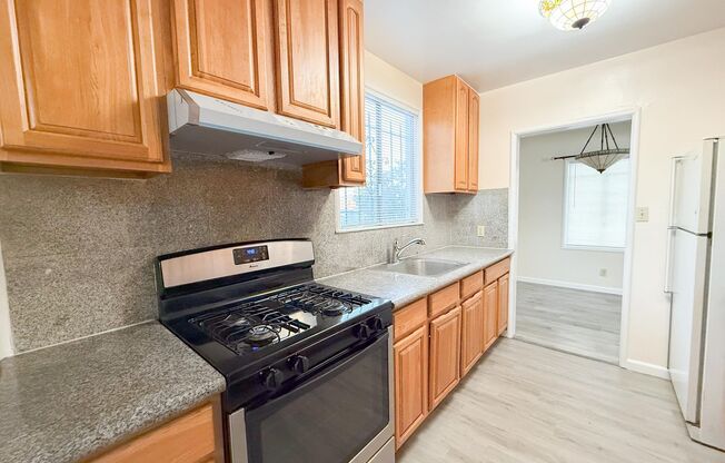 3 beds, 1 bath, $2,800, Unit 1719