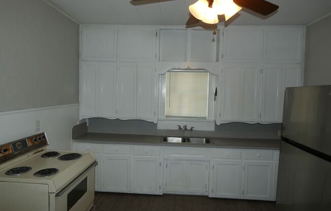 3 beds, 1 bath, $1,095