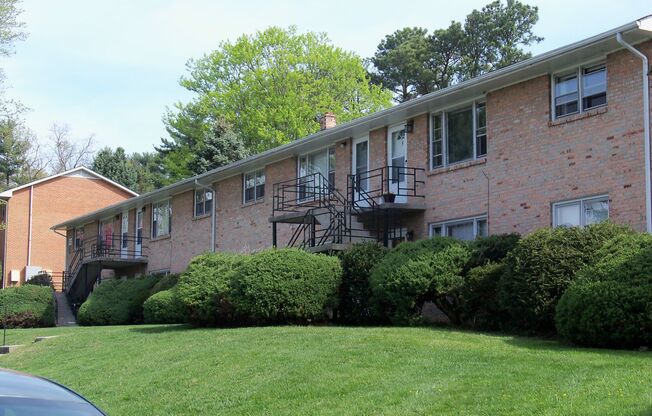 2 beds, 1 bath, 903 sqft, $1,210, Unit E-1