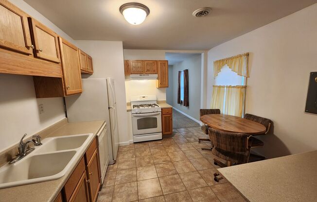 2 beds, 1 bath, $1,095