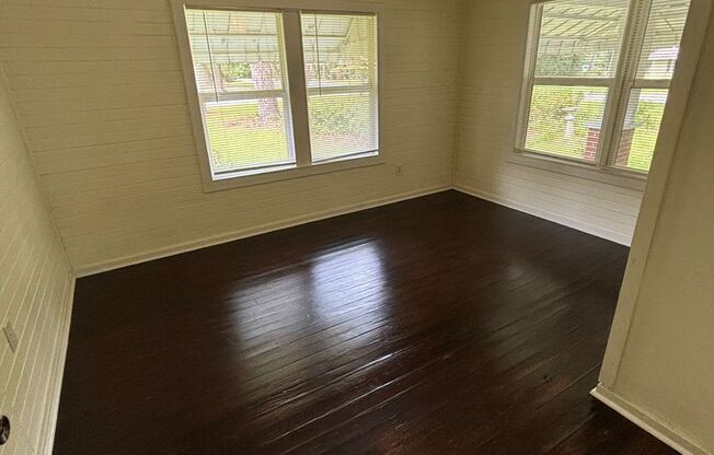 Charming 3 Bedroom Home with Rustic Farmhouse Feel in the Heart of Hinesville!