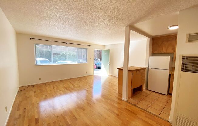 Ground floor 1BD/1BA Unit near Ashby BART; hardwood floors, extra storage space available