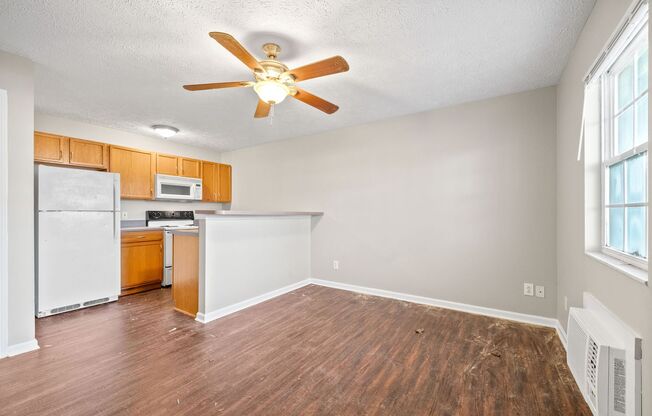 1 bed, 1 bath, 700 sqft, $850, Unit 12