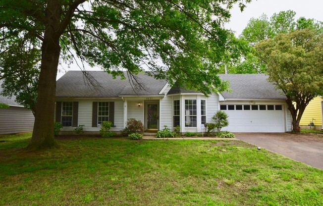 Cute home with great curb appeal near Wolfchase.