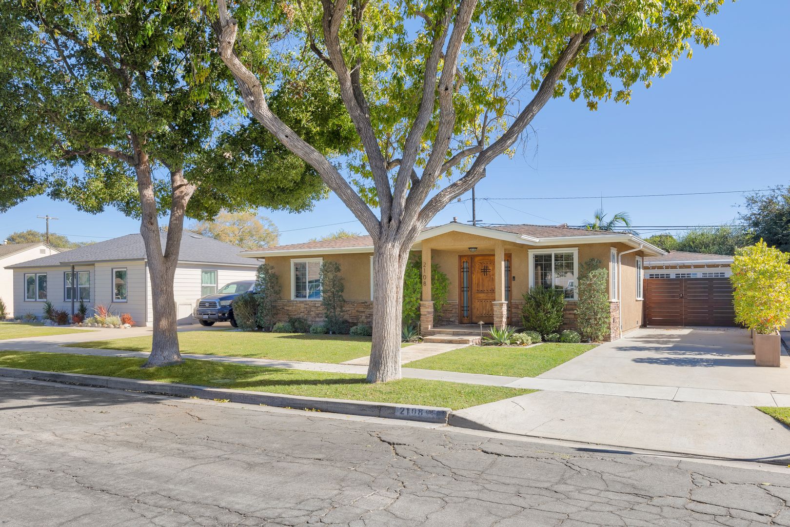 Beautiful updated 3 Bedroom/2Bath in the heart of Long Beach.