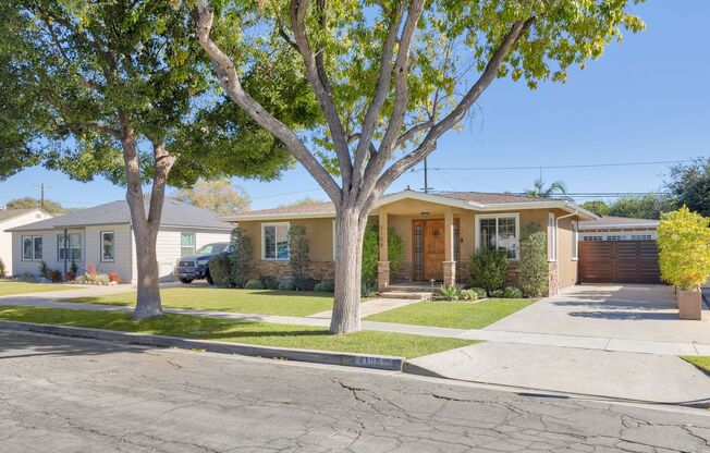 Beautiful updated 3 Bedroom/2Bath in the heart of Long Beach.